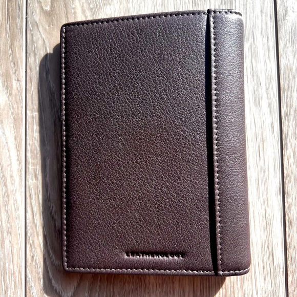 NWOT Leatherology Deluxe Passport Holder - Picture 2 of 3